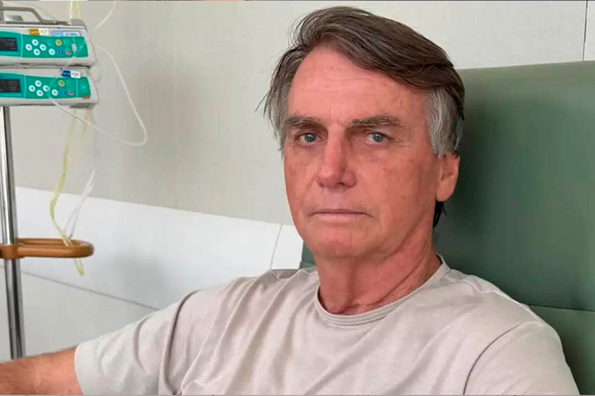 Soluços de Jair Bolsonaro reaparecem após procedimentos médicos, diz Carlos Bolsonaro - 