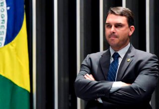 Flávio Bolsonaro minimiza associação com Trump e diz que ligação pode não ajudar candidatura em 2026 - 