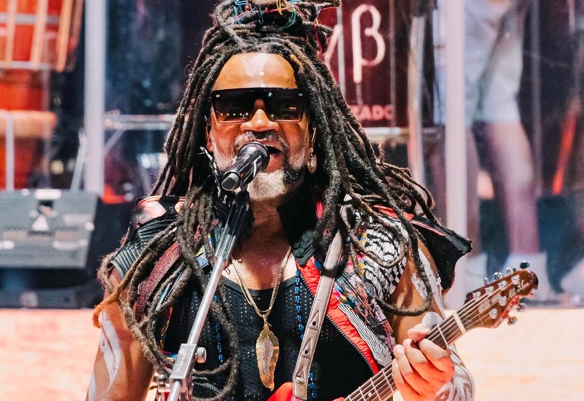 No aniversário de 63 anos, Carlinhos Brown celebra retorno do Sarau du Brown e anuncia novos trios e turnê com a Timbalada - 