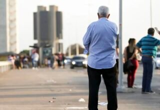 Ministério da Saúde lança nova Caderneta da Pessoa Idosa com foco em saúde mental e prevenção da violência - 