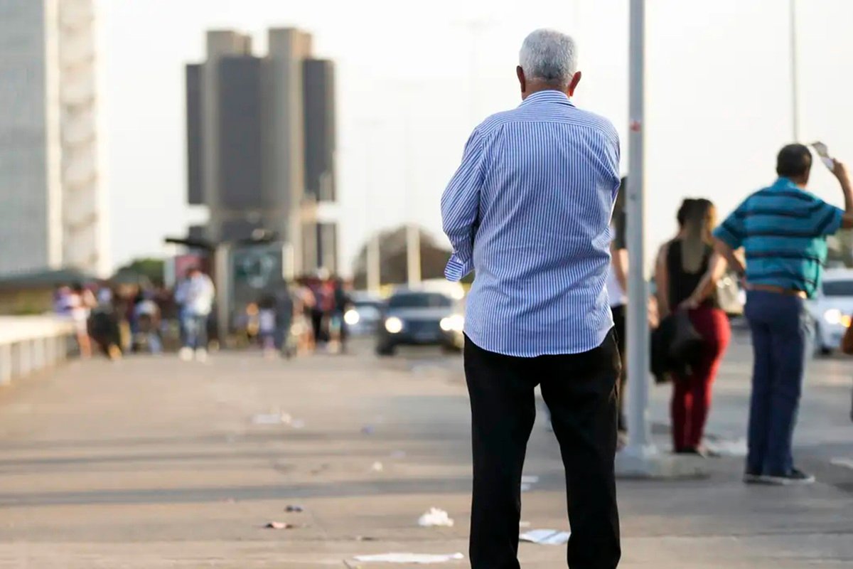 Expectativa de vida no Brasil subiu para 76,6 anos em 2024, indica novo levantamento do IBGE - 