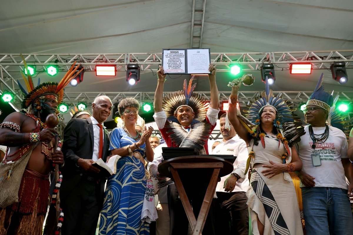 Jerônimo anuncia R$ 500 milhões para comunidades indígenas e destaca uso do cocar como ‘símbolo’ da sua ‘origem’ - 