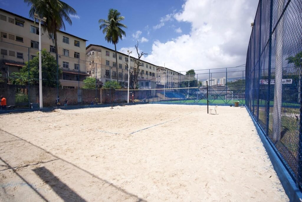 Prefeitura de Salvador entrega arena com grama sintética em Pernambués após investimento de R$ 1 milhão