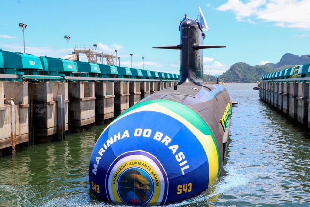 Marinha lança submarino 'Almirante Karam' ao mar