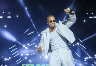 Léo Santana celebra 20 anos de carreira com gravação de audiovisual no Dia da Consciência Negra em Salvador - 