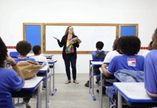 Governo da Bahia antecipa salário e parcela do 13º para servidores da educação - 