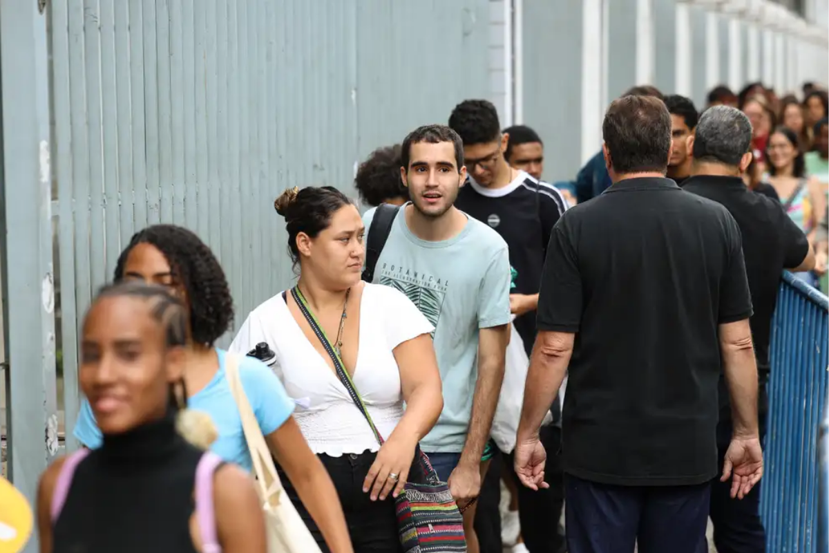 Segundo dia do Enem 2025 tem 30% de abstenção e 1,7 mil candidatos eliminados - 