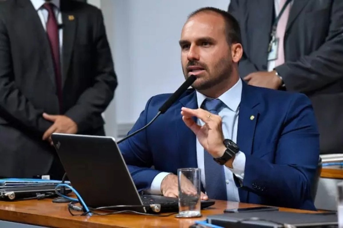 STF torna Eduardo Bolsonaro réu por coação no processo do pai após decisão unânime - 