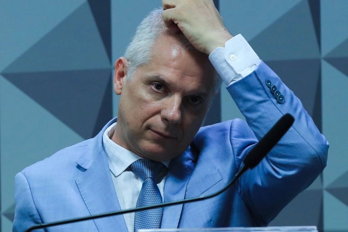 Fraude em aposentadorias: ex-presidente do INSS é preso e operação da PF atinge parlamentares em 15 estados - 