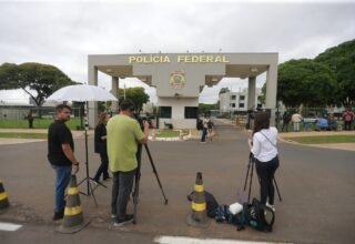 Buzinaço, marcha fúnebre e tensão: prisão de Bolsonaro provoca reação em frente à PF de Brasília - 