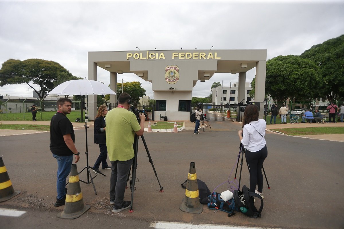 Buzinaço, marcha fúnebre e tensão: prisão de Bolsonaro provoca reação em frente à PF de Brasília - 