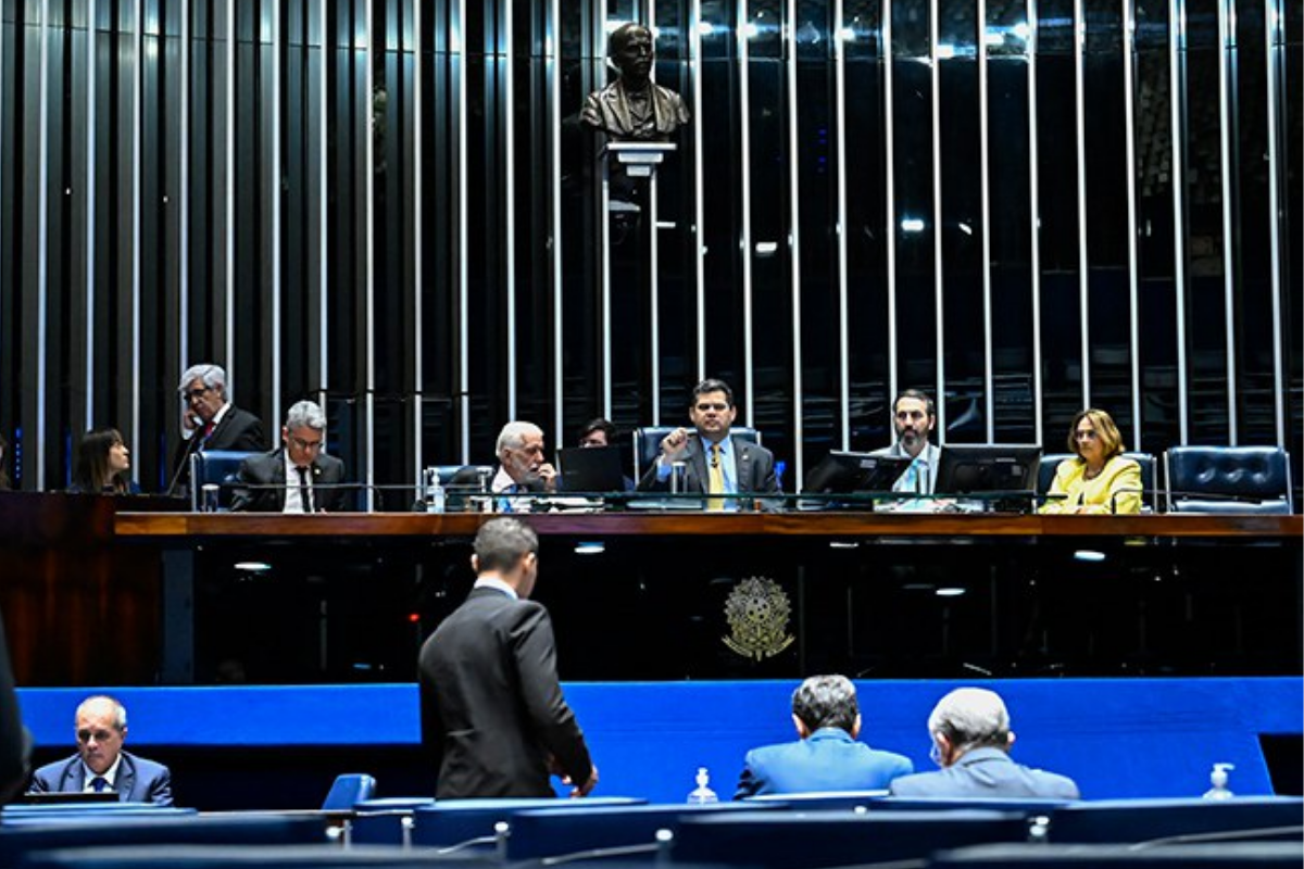 Senado aprova voto de censura contra chanceler alemão após críticas a Belém na COP30 - 