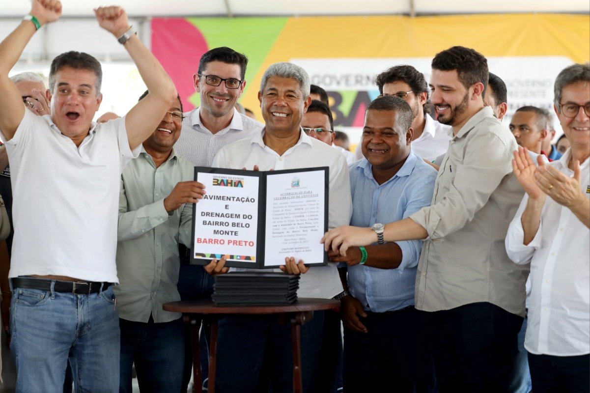 Jerônimo anuncia pacote de investimentos de R$ 38 milhões e amplia serviços públicos em Barro Preto - 