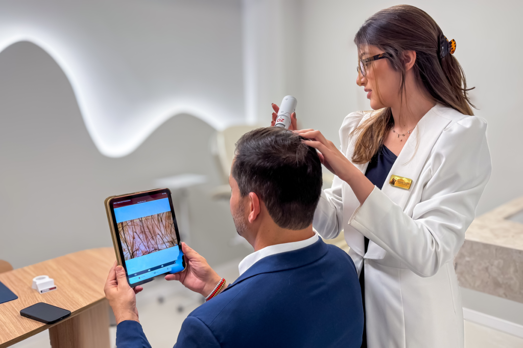 Amanda Gurgel diz que tratamento precoce pode conter queda de cabelo e evitar transplante: 'Pilar essencial'
