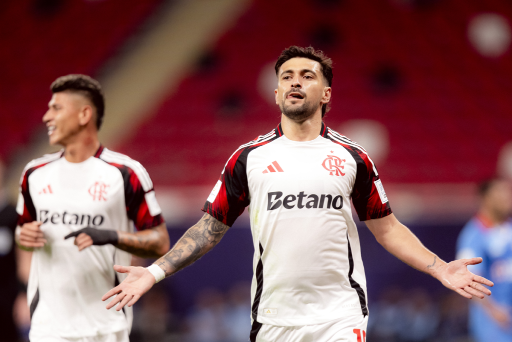 Flamengo derrota o Cruz Azul, garante vaga nas semifinais do Intercontinental e levanta troféu do Derby das Américas