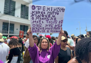Manifestantes ocupam a Barra e pedem fim do feminicídio e da violência contra mulheres na Bahia - 