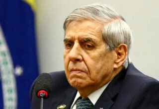 Moraes concede prisão domiciliar para Augusto Heleno e impõe uso de tornozeleira eletrônica - 