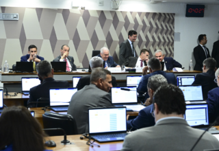 CCJ do Senado aprova PEC do fim da jornada 6×1 com redução gradual da carga horária - 