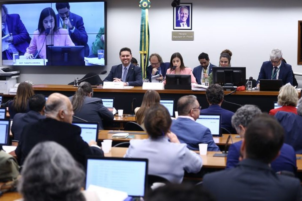 Comissão da Câmara aprova novo Plano Nacional de Educação sem ensino domiciliar e estipula 19 metas para a próxima década - 
