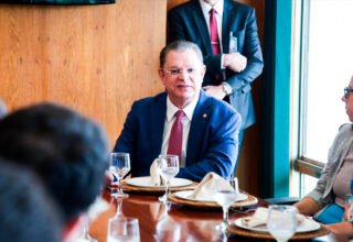 Líder do PL diz que escolha de Flávio Bolsonaro como candidato foi influenciada por distanciamento de Tarcísio - 