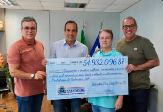 Carlos Muniz entrega R$ 54,9 milhões economizados pela Câmara à Prefeitura de Salvador - 
