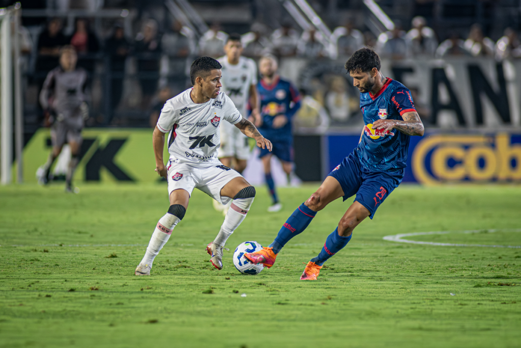 Vitória joga mal, perde para o Bragantino e se complica na luta contra o rebaixamento