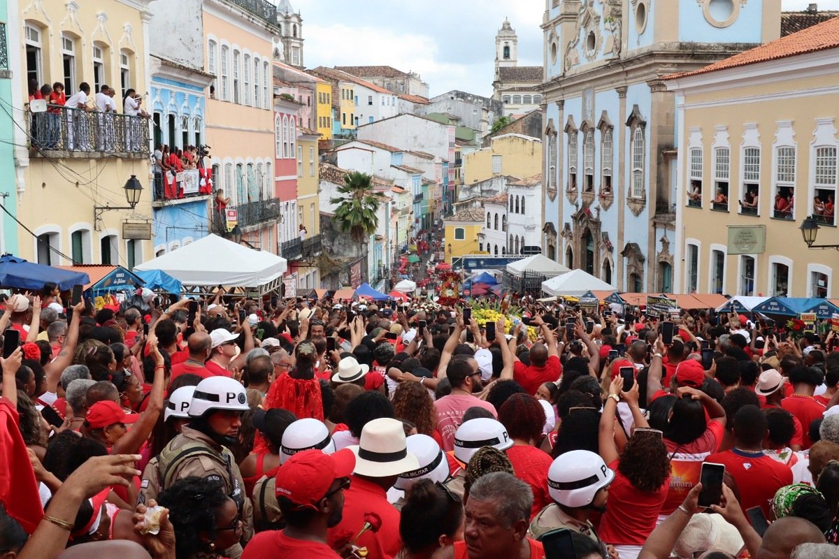 Multidão forma tapete vermelho no Pelourinho e celebra fé, tradição e resistência no Dia de Santa Bárbara e Iansã - 