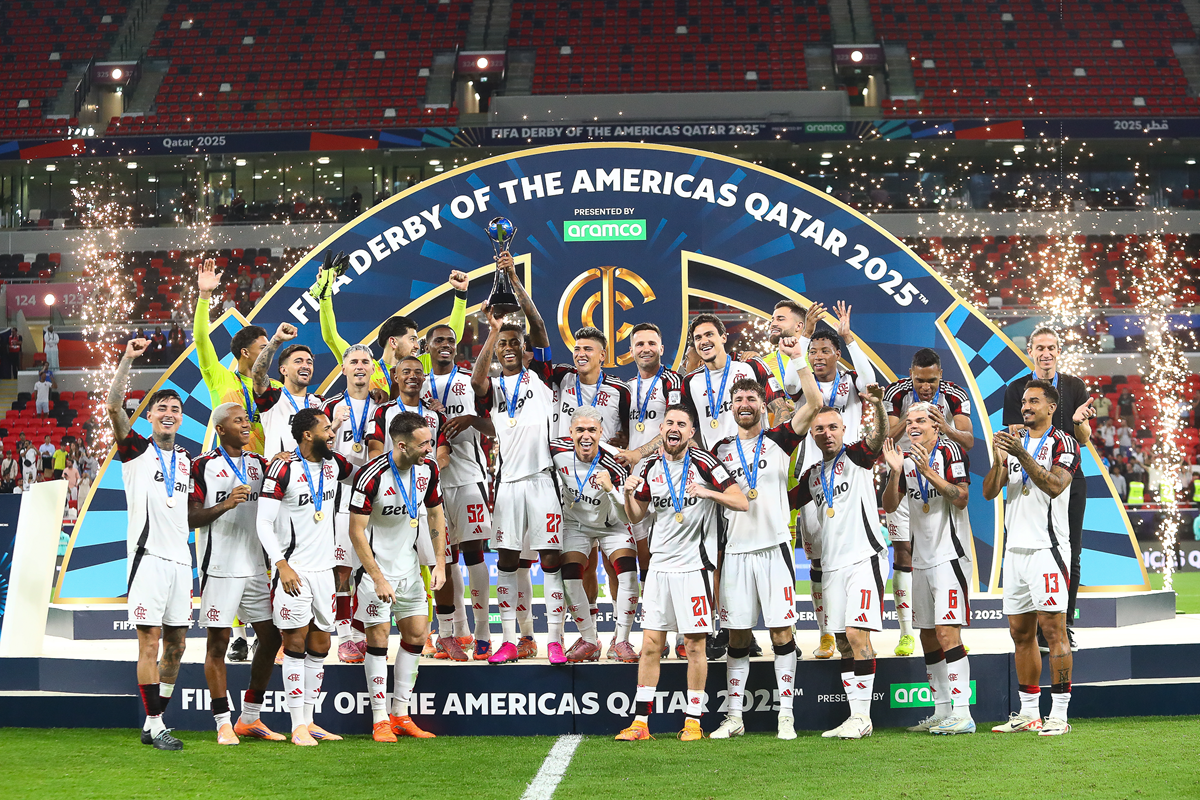 Flamengo derrota o Cruz Azul, garante vaga nas semifinais do Intercontinental e levanta troféu do Derby das Américas - 
