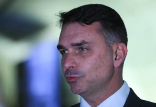 Flávio Bolsonaro afirma que pesquisas indicam crescimento rápido e diz que candidatura é irreversível - 