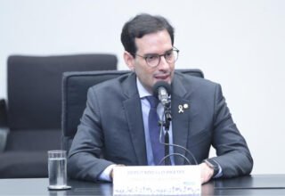 PL do fim da escala 6×1 começa a ser votado em Comissão da Câmara e prevê implementação gradual até 2028 - 