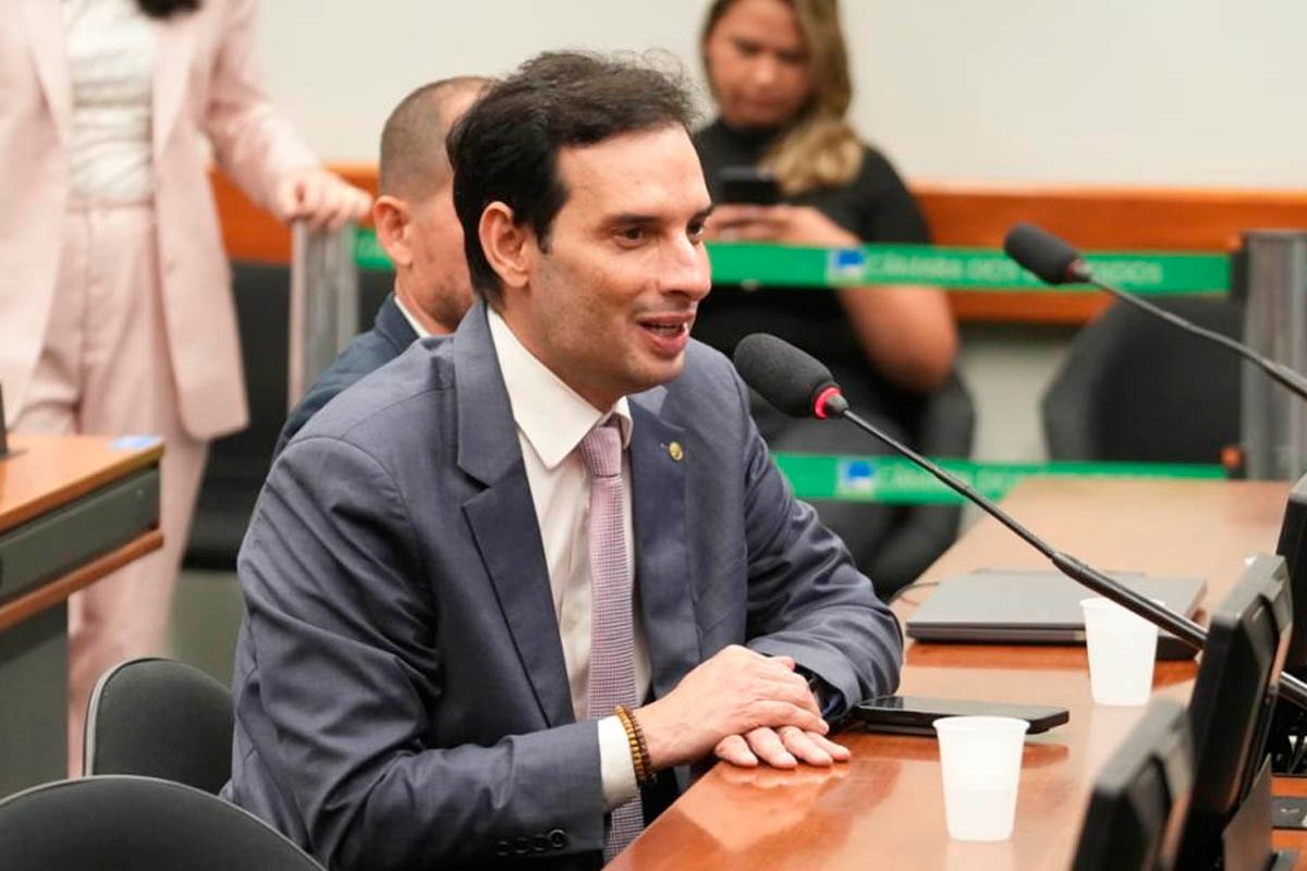 Após áudio vazado, Leo Prates nega barganha por emendas e anuncia avanço do fim da escala 6×1 na Câmara - 