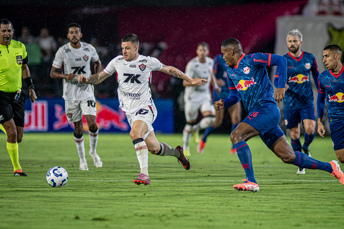 Vitória joga mal, perde para o Bragantino e se complica na luta contra o rebaixamento - 