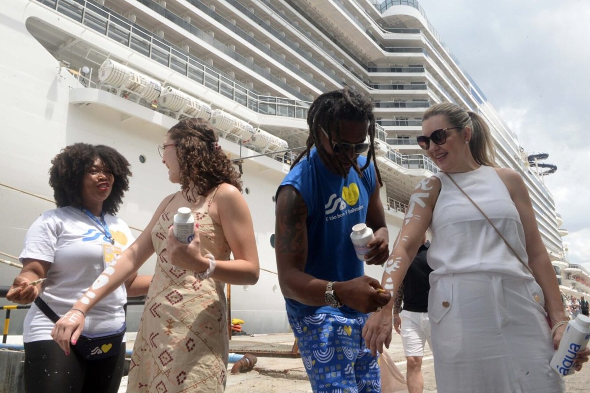 Salvador abre temporada de cruzeiros e recebe primeiro navio de dezembro com 5,2 mil visitantes - 