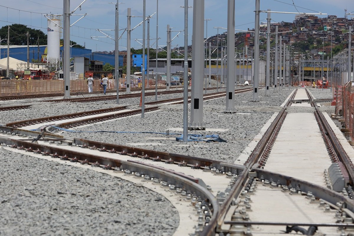 Obras do VLT de Salvador chegam a 50% no trecho da Calçada à Ilha de São João e avançam para operação assistida - 
