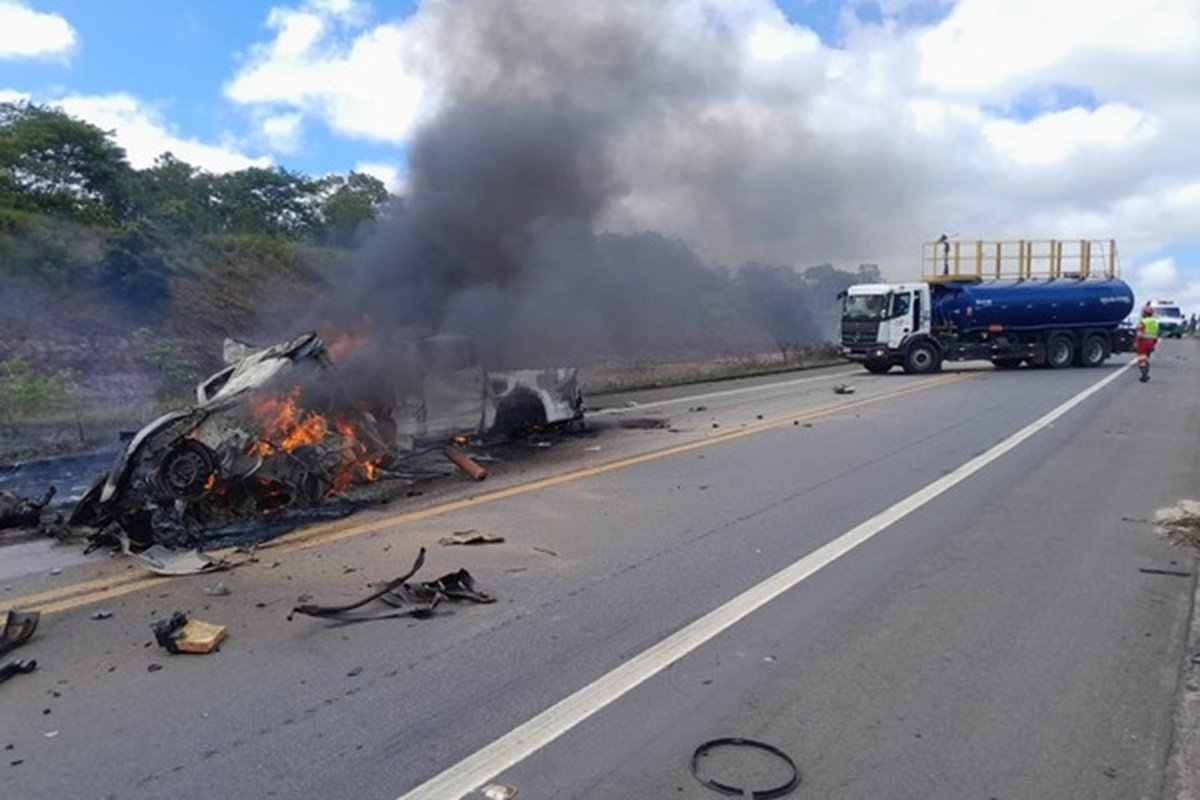 Dez pessoas morrem em colisão entre dois veículos na divisa entre da Bahia e Espírito Santo - 