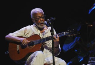 Noite histórica no Teatro Gamboa: Gilberto Gil sobe ao palco e impulsiona campanha de resistência cultural - 