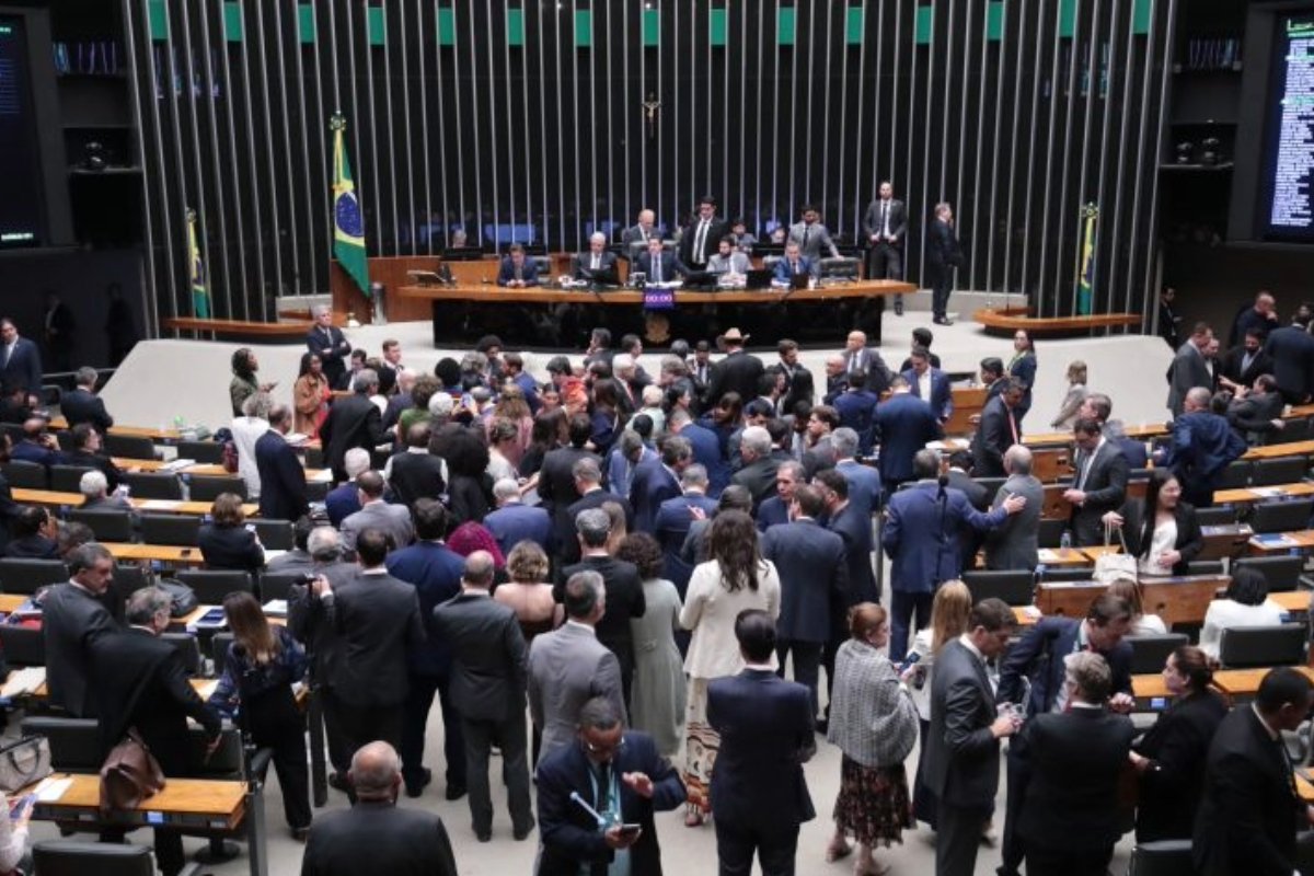 Câmara rejeita cassação de Carla Zambelli; 20 deputados da Bahia votam pela perda do mandato - 