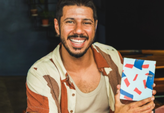 Daniel Farias lança livro de poesia ‘Tudinho’ com evento performativo no Rio Vermelho - 