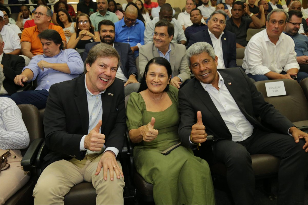 Governador firma convênios da Conder com 11 municípios e anuncia obras de infraestrutura no interior - 