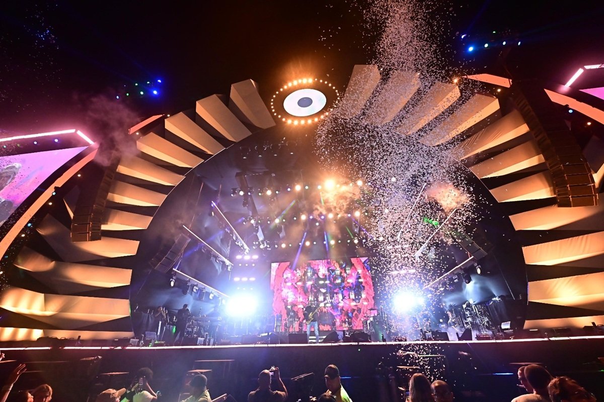 Virada Salvador 2026 reúne multidão na Boca do Rio com Durval Lélys e Nattan - 