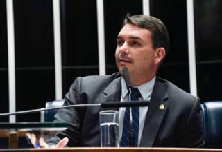 Pesquisa Quaest aponta que 49% acreditam que Flávio Bolsonaro manterá candidatura presidencial até o fim - 