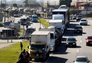 Ala de caminhoneiros ameaça greve nacional, mas maioria da categoria rejeita paralisação com viés político - 