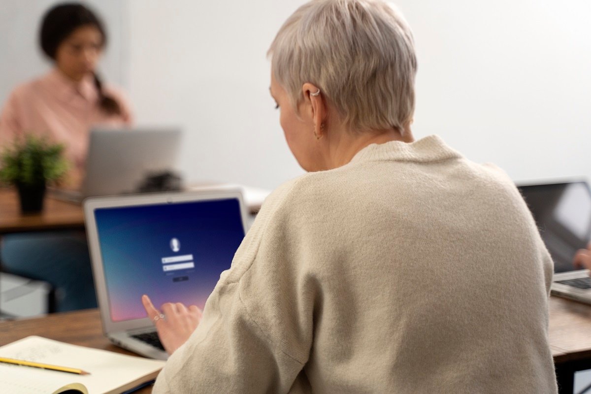 Como estudar após os 60 anos virou um novo projeto de vida e inspirou outras gerações - 