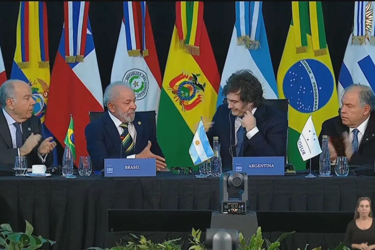 Cumprimento entre Lula e Milei é protocolar e frio em cúpula do Mercosul - 