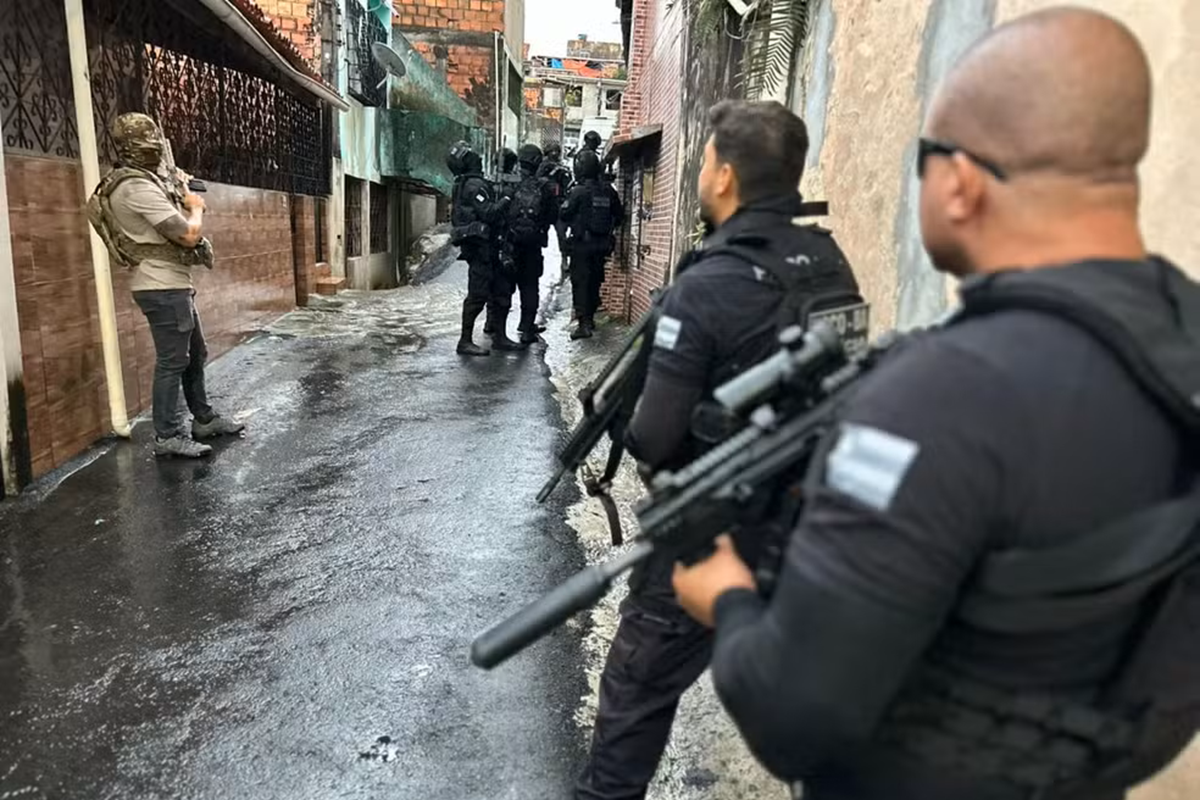 Operação contra Comando Vermelho em Salvador termina com prisão, drogas e armas apreendidas - 