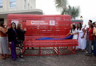 Prefeitura de Salvador inaugura Banco Vermelho no Centro Histórico como alerta contra feminicídio - 