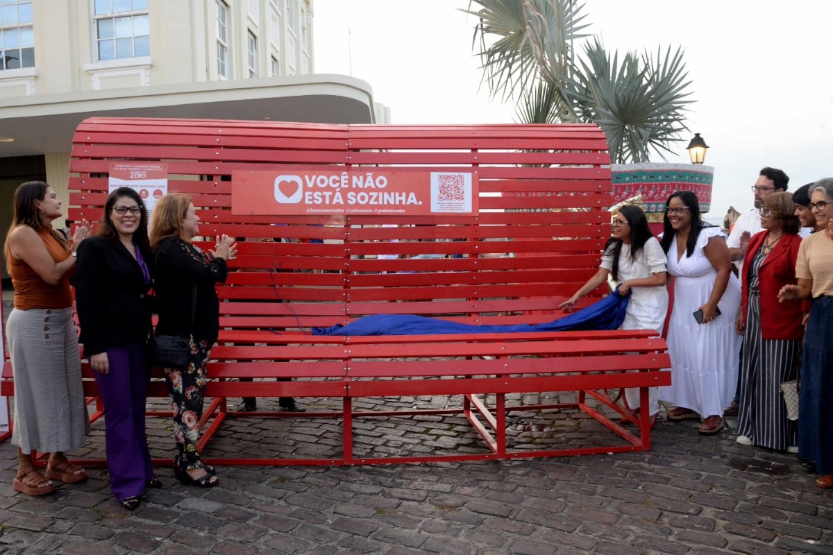 Prefeitura de Salvador inaugura Banco Vermelho no Centro Histórico como alerta contra feminicídio - 