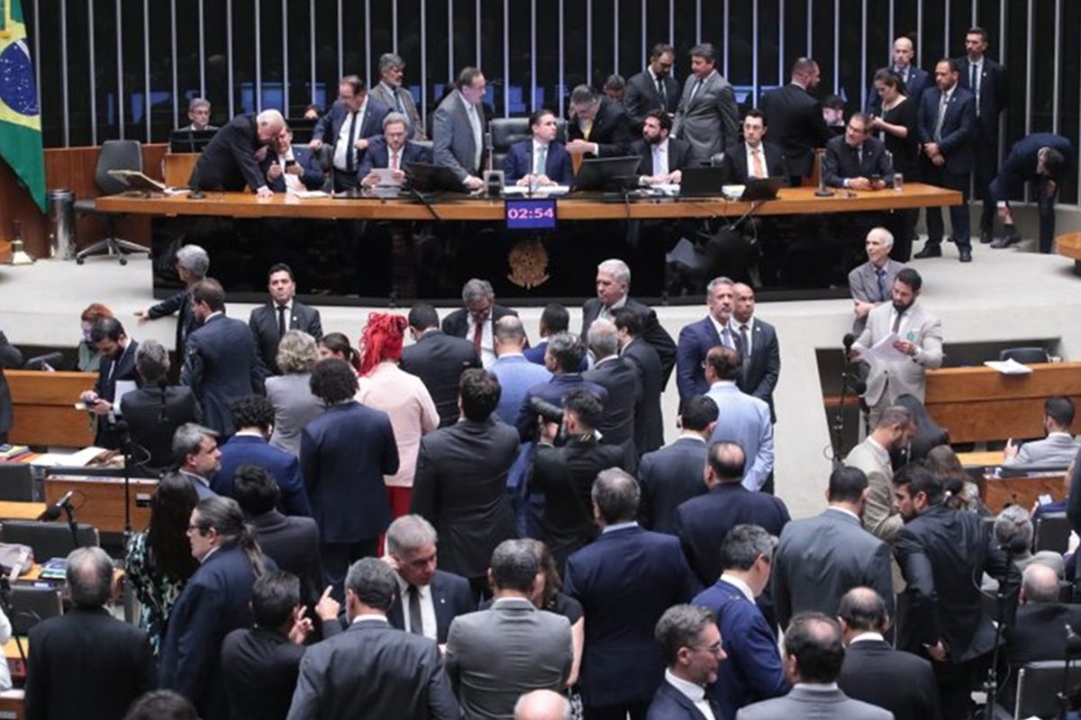 PEC da Segurança e PL Antifacção ficam para 2026 e Câmara prioriza benefícios fiscais - 