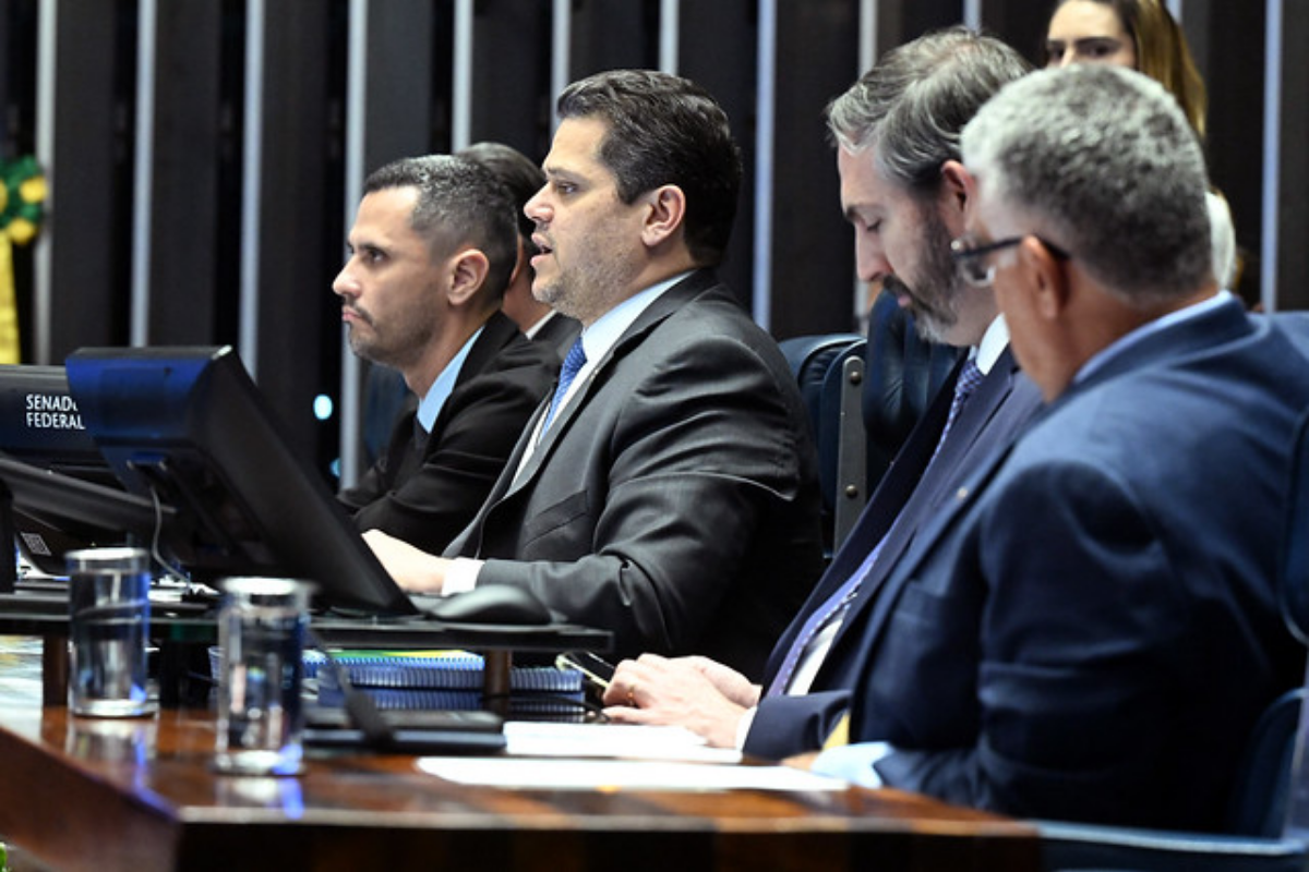 Senado aprova corte de isenções tributárias e libera R$ 22,45 bi no Orçamento de 2026; veja como senadores baianos votaram - 