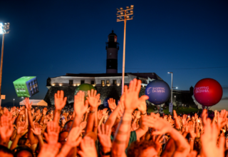 Farol da Barra vira Carnaval fora de época em festa histórica de 50 anos do Shopping da Bahia - 